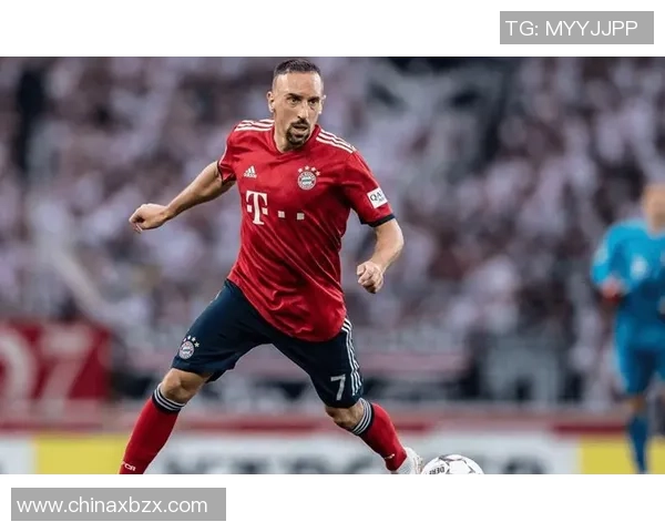 足球球星蹲照走红展现赛场外独特魅力与个性姿态